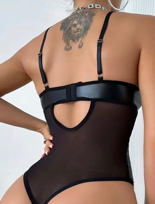 Lencería sexy de vinipiel con transparencias.