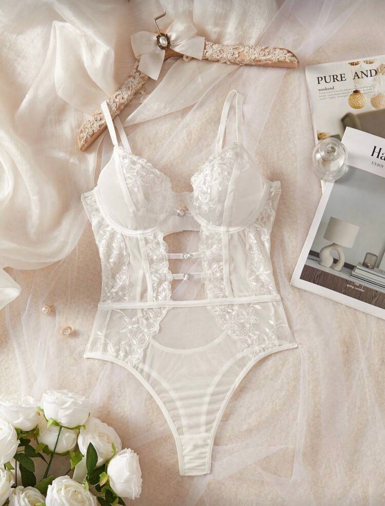 Lencería sexy con malla y bordado floral.