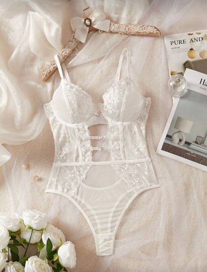 Lencería sexy con malla y bordado floral.