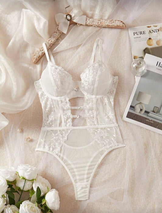 Lencería sexy con malla y bordado floral.