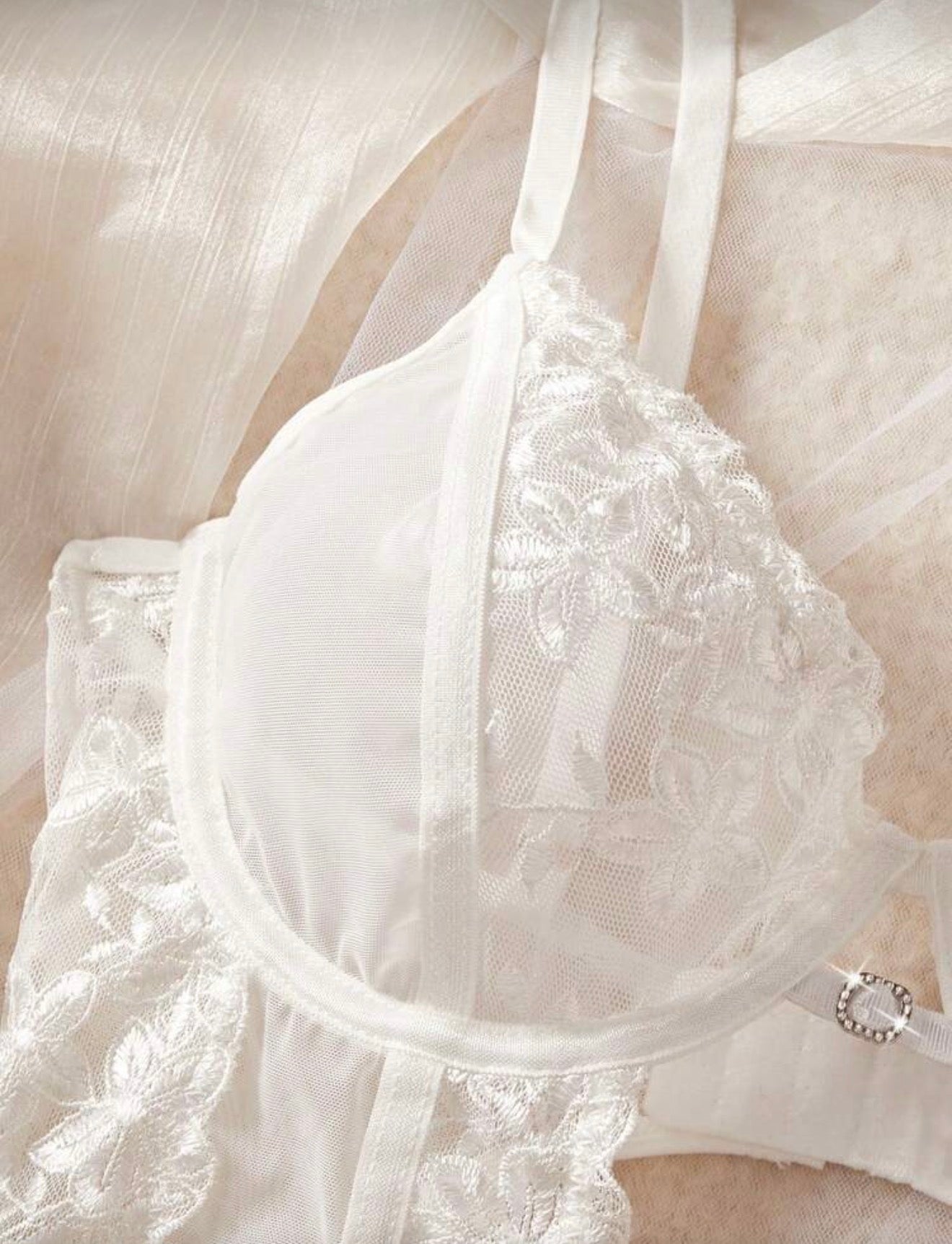 Lencería sexy con malla y bordado floral.